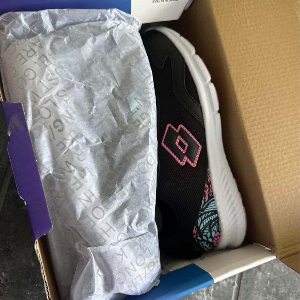 New LOTTO girl’s Shoe Box size 5